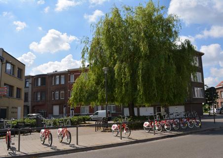 Op twee plaatsen wordt dit systeem doorsneden door straten die loodrecht tussen de