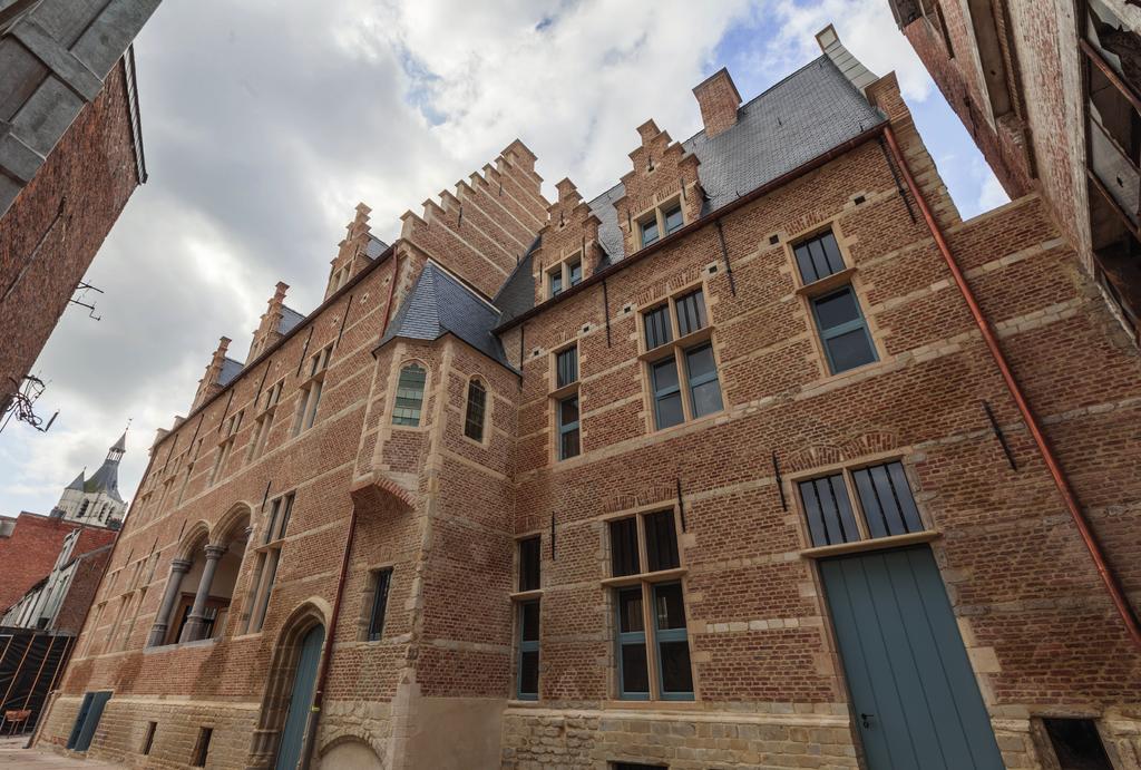 HOF VAN CORTENBACH EEN NIEUWE TOEKOMST Decennialang stond het Hof van Cortenbach te verkommeren, tot stad Mechelen het in 201 aankocht en van verder verval redde.