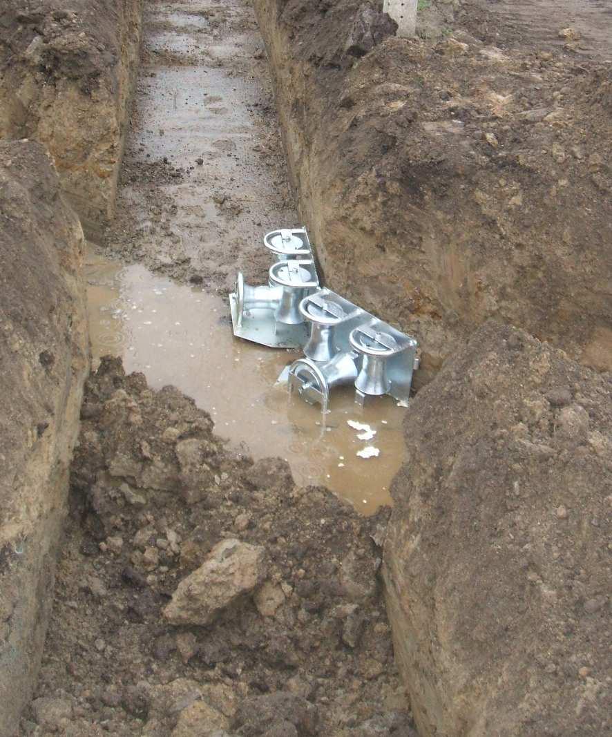 Door de graver wordt het kabeltracé uitgegraven op de vooraf afgesproken diepte.