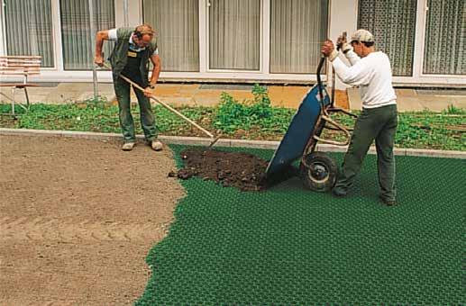 Gebruikelijk gereedschap zoals decoupeerzagen, slijpschijven etc. kunnen worden gebruikt voor het op maat snijden. Het graszaad moet tijdens de kiemfase goed vochtig worden gehouden.