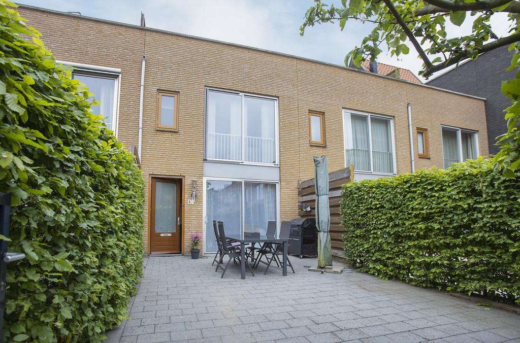 In Kasteel Buitenhof gelegen, moderne en ruime tussenwoning met onder andere een ruime woonkamer, moderne keuken, 3 slaapkamers, zonnige tuin en eigen parkeerplaats in de overdekte stallingsgarage.