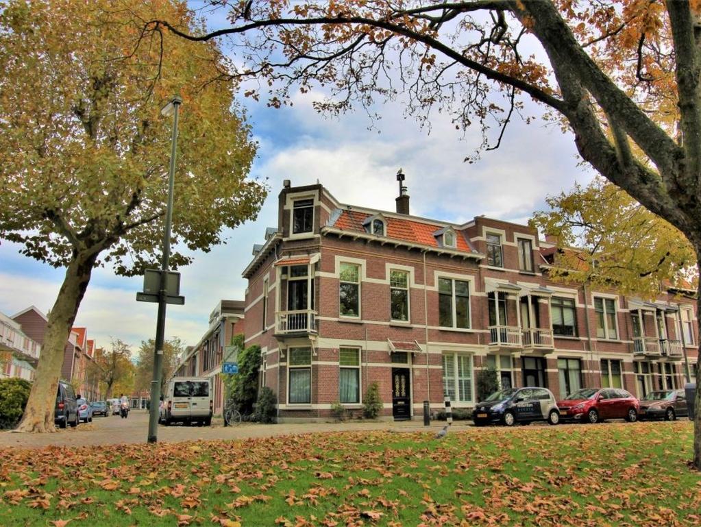 INLEIDING Aan de prachtige Stadhouderslaan gelegen, statige hoekwoning, met authentieke details.