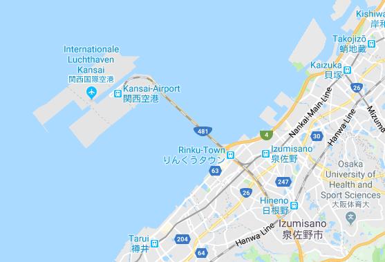 Dit is in tegenstelling tot de genoemde voorbeelden. Onderstaande figuur laat zien dat zowel Kansai als Chek Lap Kok in een baai liggen, dichtbij of zelfs tegen de kustlijn aan.