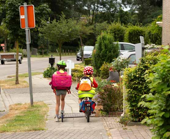 1. LEERLIJN VERKEER 1 e GRAAD Stappen en trappen In de eerste graad stappen kinderen nog altijd onder nauw toezicht van een volwassene, nooit alleen!