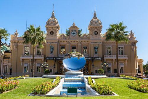 We nemen eveneens een kijkje in het casino van Monaco. Het gebouw is ontworpen door architect Charles Garnier in neobarok.