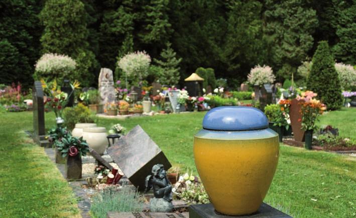 Een urnengraf kan tussen gewone graven liggen,waardoor de gevoelswaarde van het graf als