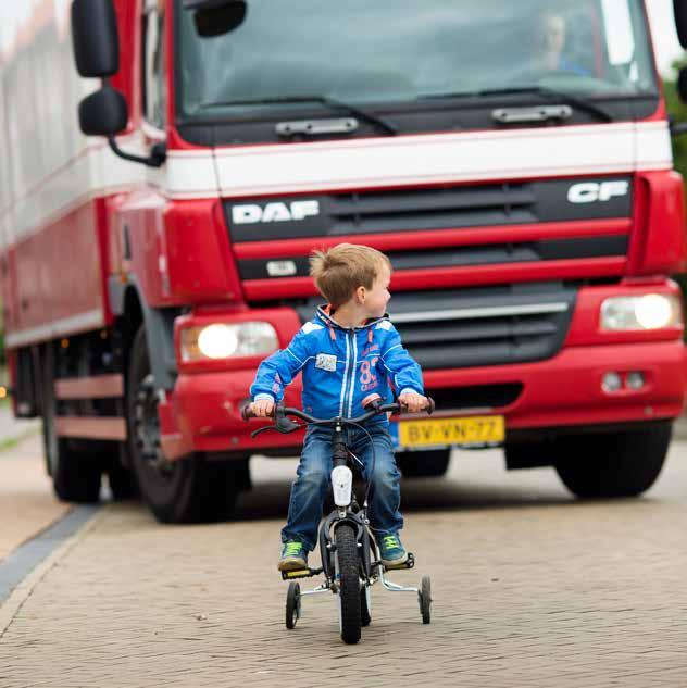 Iedereen veilig over straat Als Veilig Verkeer Nederland (VVN) geloven wij dat we mensen betrokken moeten houden bij de verkeersveiligheid.