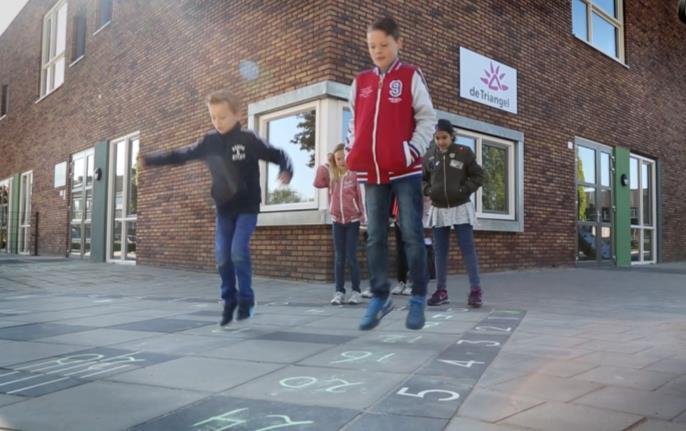 2. MEER EN LEUKER BEWEGEN OP HET SCHOOLPLEIN THEORIE In deze theorieworkshop bespreken we de mogelijkheden om het schoolplein als prominente beweegplek aan te pakken.