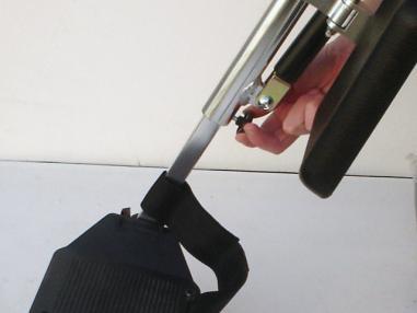 wegzwenken. Comfort beensteun afnemen van de rolstoel - Ga voor uw rolstoel staan; - Trek de zwarte bedieningsknop omhoog, zie foto 11.