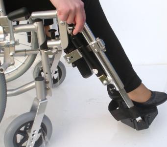 Hoek instellen van de comfort beensteun - Ga in de rolstoel zitten; - Beweeg de bedieningshendel met