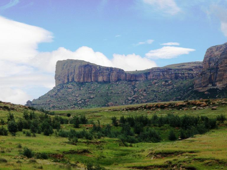 Ook kun je er voor kiezen om mee te gaan op een spectaculaire tocht over de Sani Pass naar het koninkrijkje Lesotho. Vroeger was het een smal pad waar je te voet en per ezel naar omhoog werd gebracht.