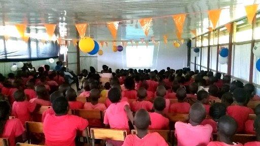 Filmvoorstelling in Multi Purpose Hall Bouw lokaal 7 primary Jamilo school De schooljaren in Kenia lopen gelijk aan