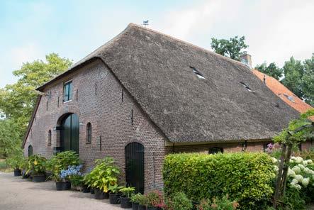 Tot de boerderij behoort een bakhuisje met zadeldak met oud-hollandse pannen.