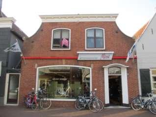 ) Tegenwoordig is Fietsspecialist Mons in dit pand gehuisvest. Voordat Kerkstraat 8 daadwerkelijk gesloopt is heeft Cor Baris in de voormalige slagerswinkel nog enige jaren een zuivelwinkel gehad.