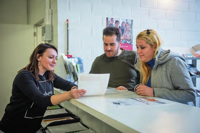 4 Sociaal tolken en vertalen tolk- en vertaalopdrachten, certificering Wij stellen gecertificeerde sociaal tolken en vertalers ter beschikking van voorzieningen, overheden, hulpverleners en