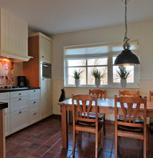 De woonkamer en keuken zijn samen circa 60 m2.