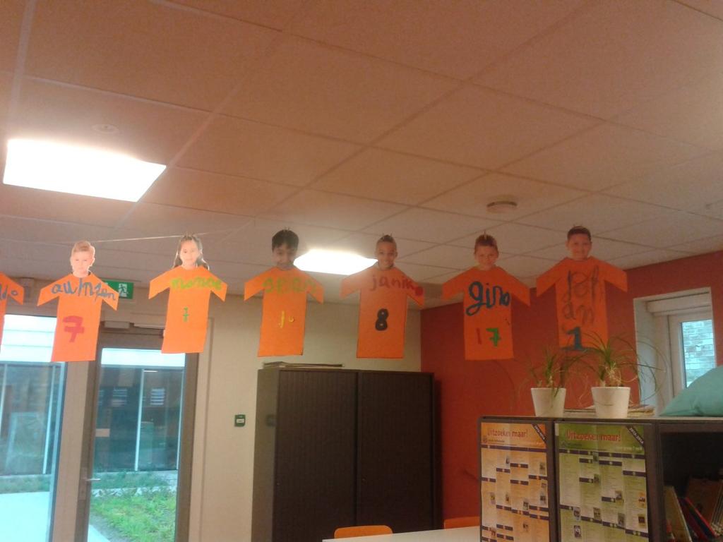 !!! De kinderen hadden zich goed aan de afspraak gehouden en dus zou de juf heel de dag met een oranje pruik op lopen. Dit vonden de kinderen natuurlijk erg leuk.