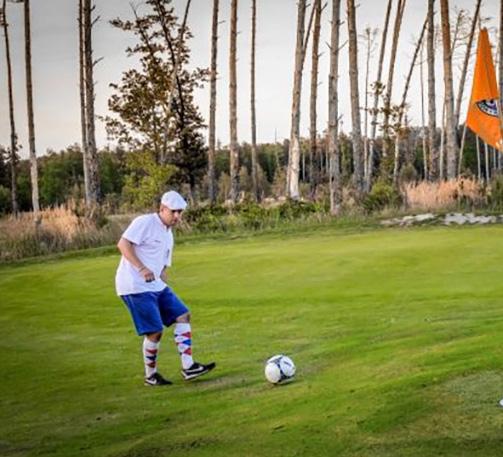 Een goede speler kan het in drie of minder slagen per hole, een beginner heeft er meestal een paar meer nodig.