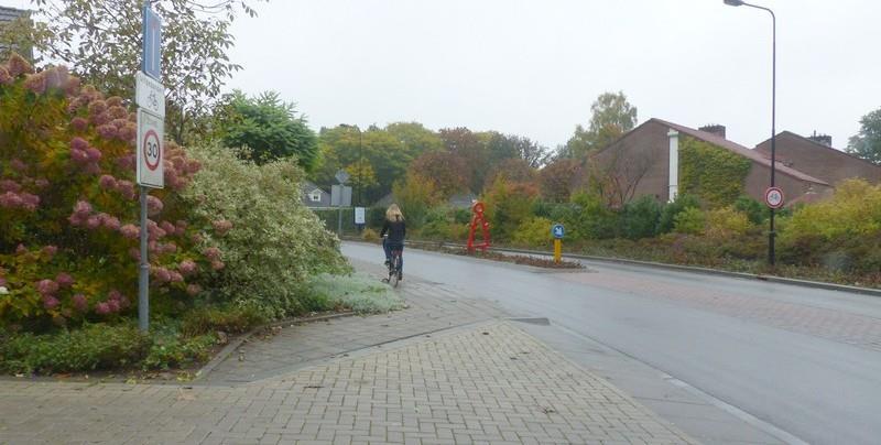 Locatie 3: afbreken fietspad, en ongeoorloofd gebruik voetpad door fietsers. Fietsers maken gebruik van het voetpad(zie foto 5. Dit geeft overlast.