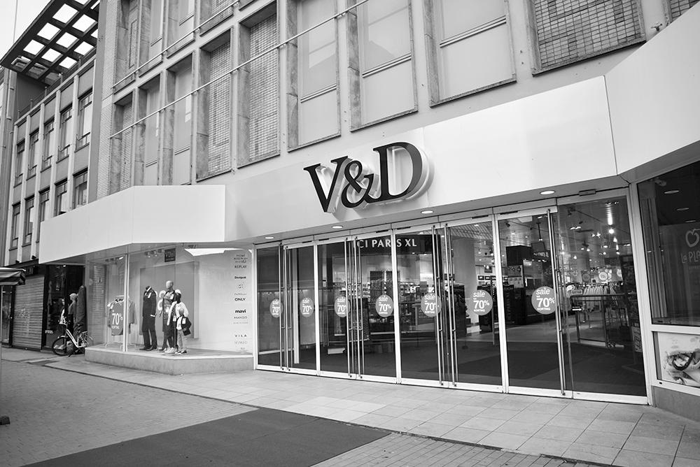 V&D Vroom en Dreesmann Vroeger waren er in grote steden V&D-warenhuizen. Tijdens de economische crisis gaven consumenten ook bij V&D steeds minder geld uit, waardoor werkloosheid ontstond.