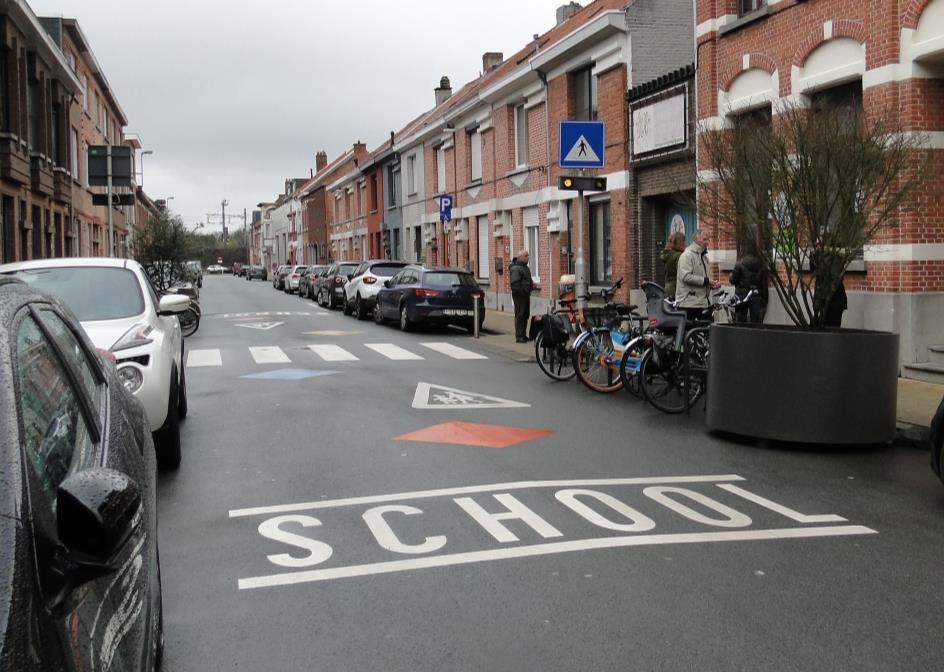 Figuur 6: Octopusthermoplasten in de Oude Molenstraat 58-60 Op die manier: - is de school visueler in het straatbeeld - heeft de voetganger een betere zichtbaarheid op het aankomende verkeer - kunnen