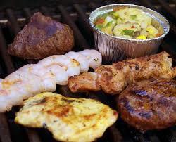 BBQ pakket 5 Surf en Turf Varkenshaas spies, Kipfilet, Pepersteak, Zalmspies, Scampi-Spies, Rauwkost, Salade,