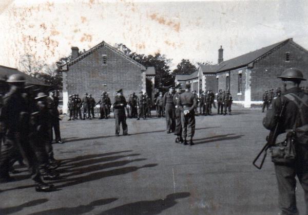 De 7 vrijwilligers in oktober 1944 aan het station in Eijsden voordat zij zich bij het Amerikaanse leger zouden voegen om de geallieerden te