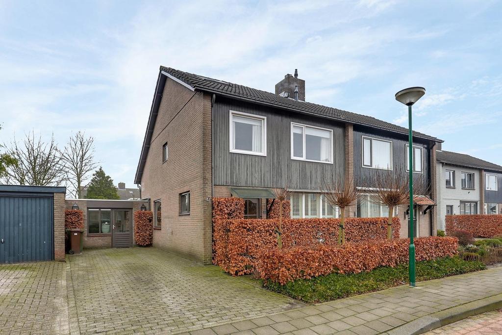 De sfeer en ruimte van deze woning zal je aangenaam verrassen In een geliefde kindvriendelijke wijk deze 2-onder-1 kapwoning Deze sfeervolle, uitgebouwde 2-onder-1 kapwoning staat in een geliefde