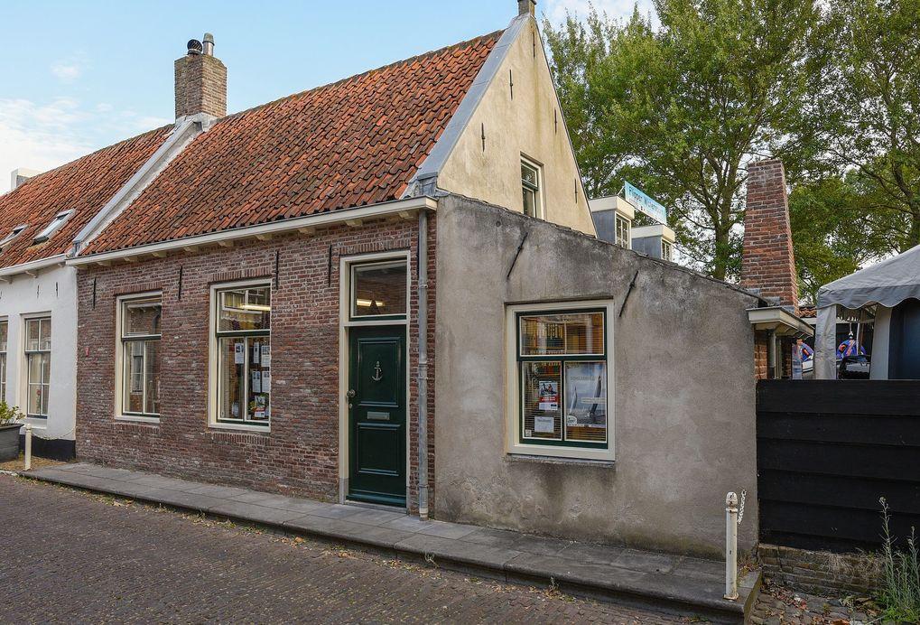 Te koop Vanwege verhuizing bieden wij op zeer goede locatie in de historische stad Veere te koop aan ca.