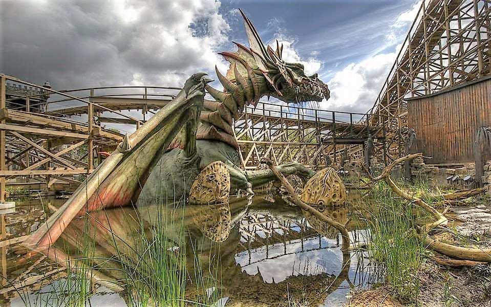 Een van de vele attracties daar, is de houten achtbaan Joris en de draak.