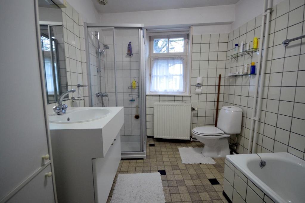 De betegelde badkamer (8 m²) beschikt over een