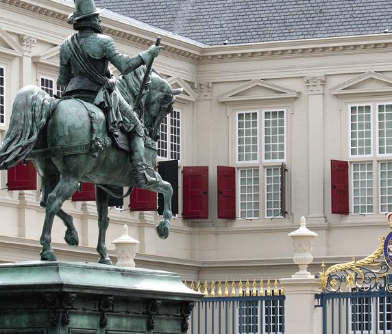 Standbeeld van Willem van Oranje voor Paleis Noordeinde in Den Haag gehandhaafd. Dat betekende dat de ketters vervolgd moesten worden.