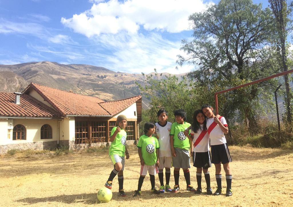 Fernando, Edwin, Maria en Milagros zitten op een voetbal-academie.