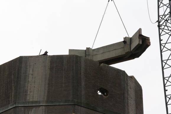 Toen kwamp t specialismen van Bover-off der an te passe umme de baovenste betonrand op de watertoren in segmenten te zagen en naor benèden te takelen. Now.