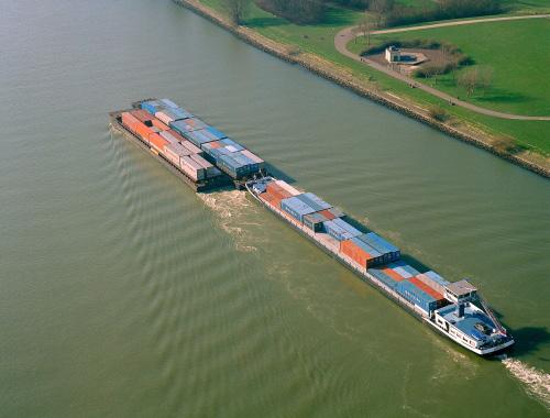 Binnenvaartschepen, treinen en vrachtwagens transporteren de containers en goederen weer verder.