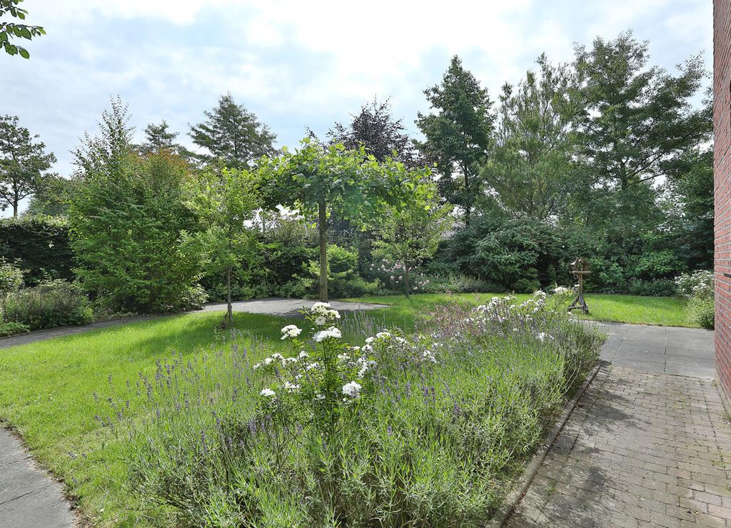 De prachtige tuin is fraai aangelegd en kent diverse zonne- en schaduwterrassen. De tuin is rondom het huis gesitueerd zo ervaart u veel ruimte en privacy.