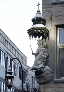 Onze-Lieve-Vrouw met Kind - Eiermarkt 29, Sudermanstraat vernieuwd in 1814 - aanwezig op de originele locatie Een zittende Onze-Lieve-Vrouw als deze is als hoekbeeld bij de Antwerpse Madonna s