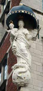 Twee jaar nadien werd het getrouw nagekapt in Euvillesteen door beeldhouwer Petrus De Roeck (1862-1931). Maria houdt de rechterhand op haar hart en de blik hemelwaarts gericht.
