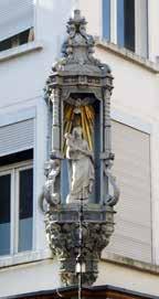 Onze-Lieve-Vrouw met Kind - Grote Markt 60, Torfbrug hersteld of geplaatst in 1814 - aanwezig op de originele locatie Onze-Lieve-Vrouw op de Tromp ontleent haar naam aan het pand de Tromp (1506),