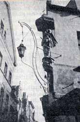 Onze-Lieve-Vrouw met Kind - Markgravestraat 17 hersteld in 1814; pand verwoest in 1945 en beeld later herbestemd Links: de Madonna toegeschreven aan Alexander Van Papenhoven in de Markgravestraat