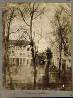Onze-Lieve-Vrouw met Kind - Ossenmarkt (op plein) hersteld in 1814; later beschadigd en vervangen Bij de bespreking van het beeld op dit plein beweert Augustin Thyssen 1 een zittend Mariabeeld op de