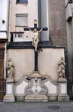 Het kruis met de stervende Christus werd opgericht in 1736 en aangevuld in de volgende decennia met beelden van Maria en Johannes.
