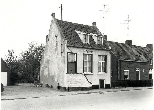 DE SPIEKER KLOMPENSTRAAT 33, ( Van Sasse van IJsseltstraat.) Het pand gebouwd in 1650 als graanschuur?