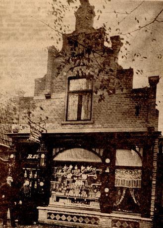 Bergen op 13 jun 1908 met Petronella Huberdina Bernardina Drissen, dochter van Martinus Drissen en Joanna Gossens, geboren te Well. Uit dit huwelijk een dochter: 1.