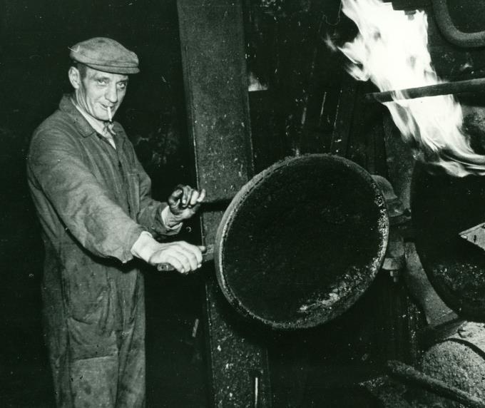 II Jan van Geelen, zoon van Jan van Geelen (IXi) en Johanna Westerwaal, geboren te Schoonhoven op 23 feb 1909, arbeider op de gasfabriek, overleden te Gouda op 22 mei 1986, trouwt Woonden