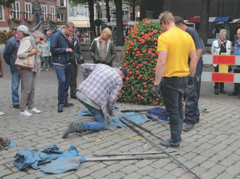 WAAR STOND DE BURCHT? Tim de Ridder Tijdens Open Monumentendag werd een aantal boringen verricht op de Markt in Vlaardingen, op zoek naar resten van de historische bebouwing.