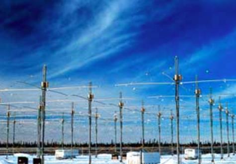 Van hieruit worden allerlei bijzonder krachtige elektromagnetische stralingen door de lucht gestuurd, waarmee men dan klimatologische processen kan beïnvloeden. HAARP-installatie in Alaska.