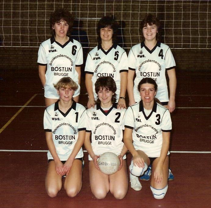 en Erna Huys 1983 Recreatievolleybal (VLM) te Brugge staande v.l.n.r. : Marina Demunter, Erna Huys, Alma Jurewyts hurkend v.