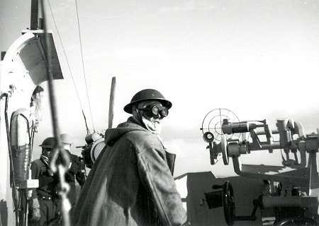 De mitrailleurbemanning van Hr.Ms. Soemba in actie tijdens de invasie van Normanië in juni 1944. Foto IMH.