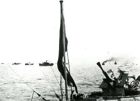 Konvooivaren in de Middellandse Zee tijdens de tweede wereldoorlog, gezien vanaf de brug van Hr.Ms. Flores. Foto IMH.